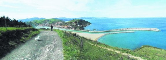 Un caminante observa uno de los paisajes que ofrece este sendero en Zumaia. 