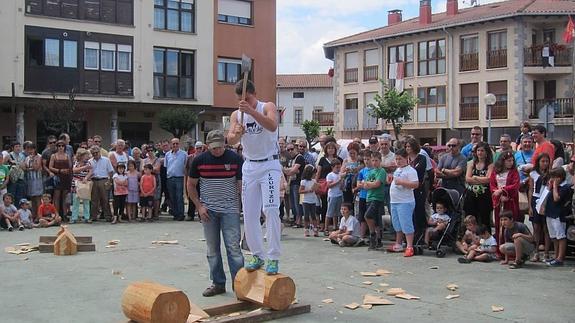 Aizkolari durante la feria. 
