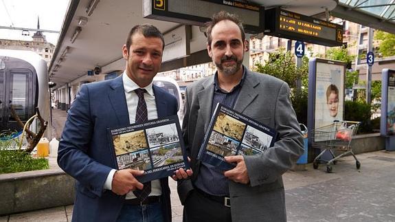 Gorka Ugade y Juan José Olaizola en la estación de Easo de Euskotren.