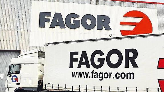 Un camión entrando en las instalaciones de Fagor. 