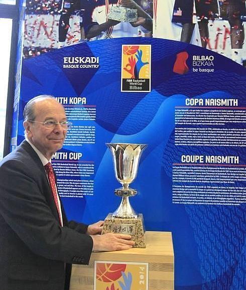 El alcalde de Bilbao, Ibon Areso, con la copa del mundo que se entregará al ganador del Mundial de Baloncesto. EFE