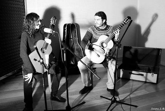 Los dos guitarristas que forman Dúo 2028, María Villanueva y Aitor Úcar, en uno de los ensayos.