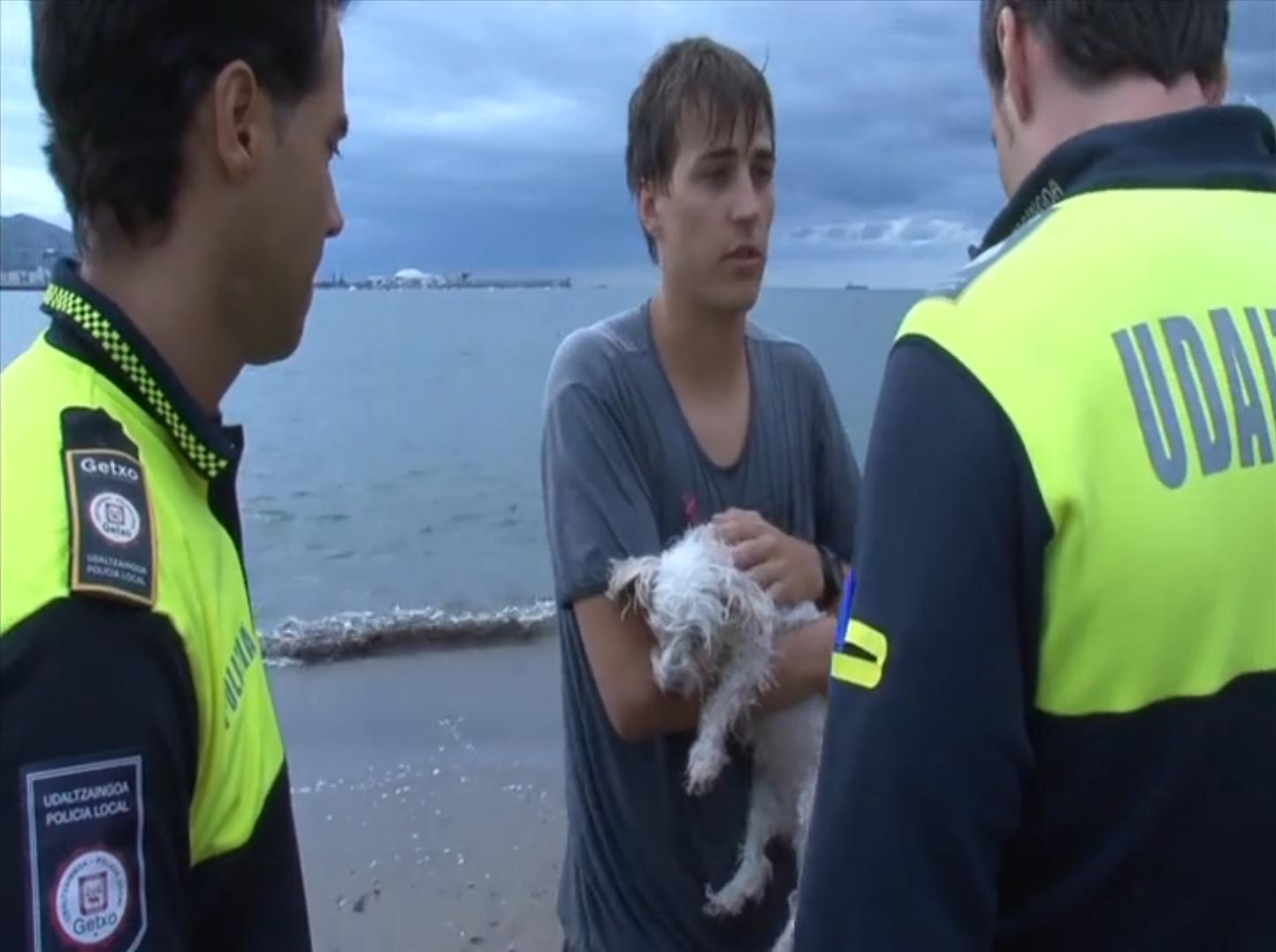 Rescatan a un joven en Getxo tras lanzarse al agua a buscar a un perro