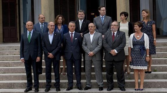 Urkullu saluda sus consejeros en el Palacio de Miramar EFE/ATLAS