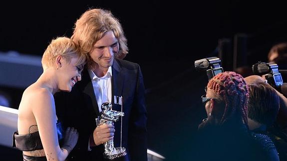 El sintecho que acompañó a Miley Cyrus en los MTV estaba en busca y captura