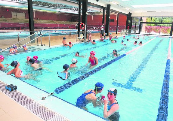 La piscina de Anoeta, con usuarios que practican la natación.