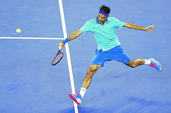 Federer golpea una bola con su clásico revés a una mano. 