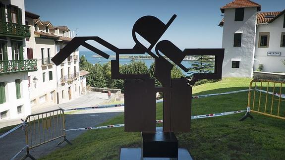 La escultura 'Zinbaue' de Nestor Basterretxea ya luce en la Arma Plaza de Hondarribia