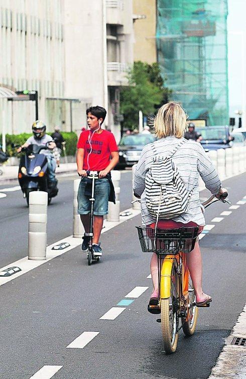 Patinetes y bicis, en el bidegorri de la avenida de Navarra.