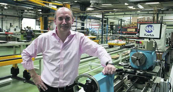 Jose Luis Azkue muestra el taller que la empresa Korta S.A. tiene en Zumaia.