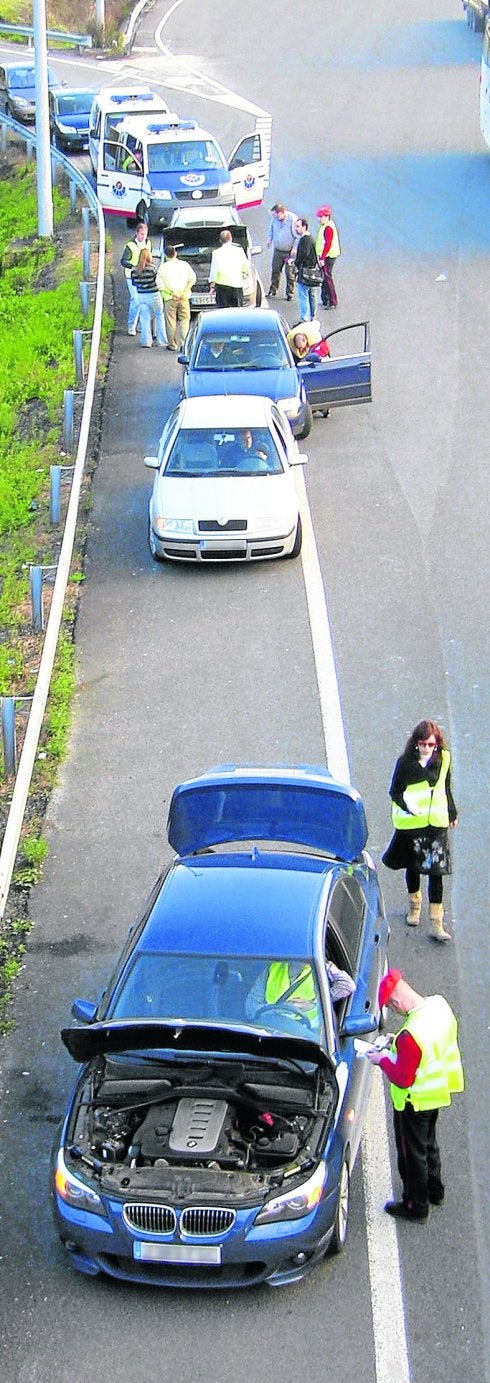 Control. Un ertzaina busca antirradares en 2008, cuando la Ertzain-tza contaba con la tecnología necesaria.