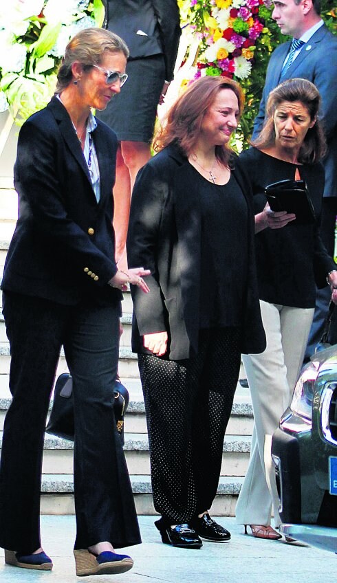 La infanta Elena, junto a Marta Álvarez, en el funeral de su padre. 