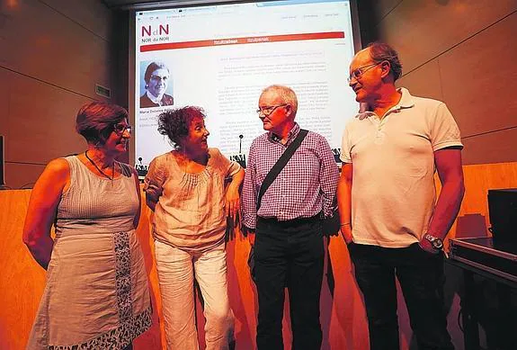 Directivos de EIZIE, con la coordinadora de NORdaNOR, Bego Montorio, segunda por la izquierda. 