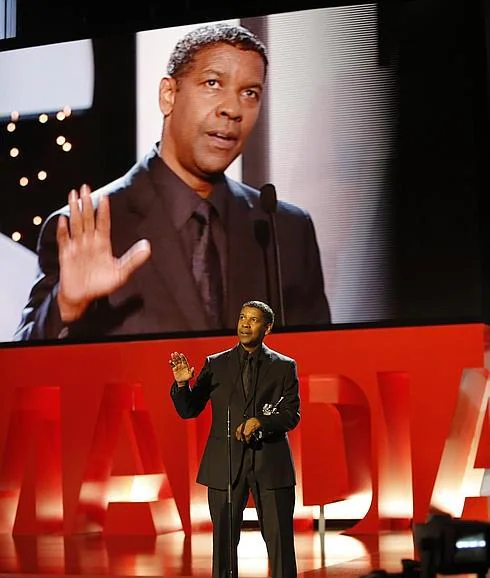 Denzel Washington con su Premio Donostia en el Kursaal.