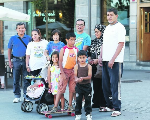Los protagonistas de estas líneas, algunos acompañados por sus hijos, posan cerca de la plaza San Juan de Irun, ciudad en la que llevan años viviendo.