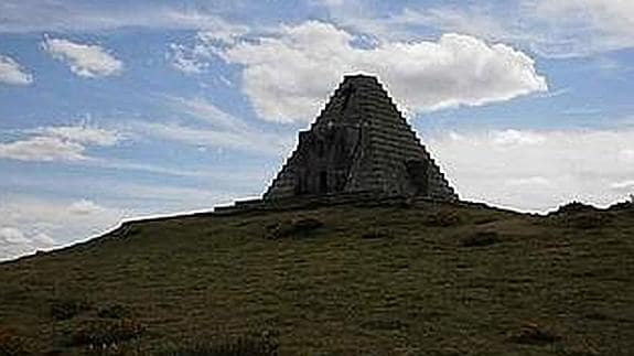 Una pirámide y un águila entre Burgos y Cantabria