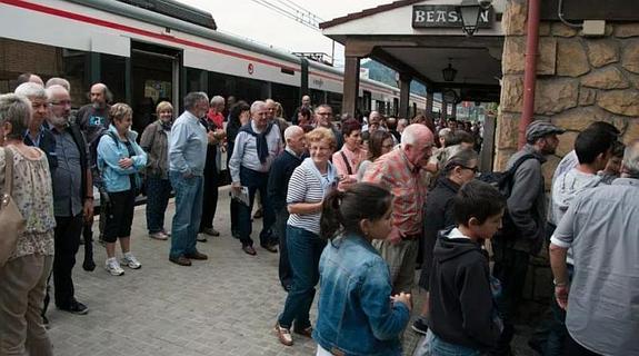 Las más de doscientas personas del viaje guiado saliendo del tren que venía desde Alsasua. 