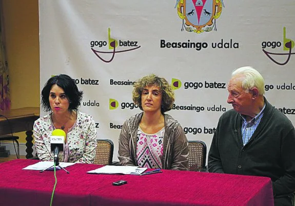 Amaia Ayala, de Goxara, Idoia Baztarrika y Patxi Lasa. 