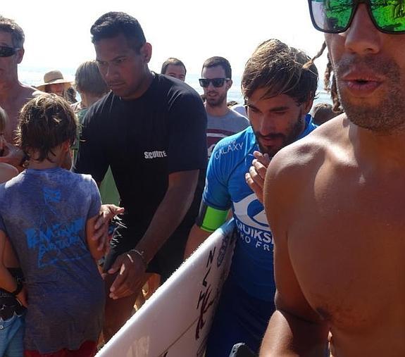 Aritz Aranburu nada más salir del agua en Hossegor.