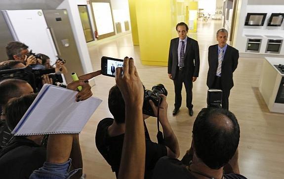 Jorge Parladé y Francisco Martín, presidente y director general de Cata, en las instalaciones de Fagor Electrodomésticos.