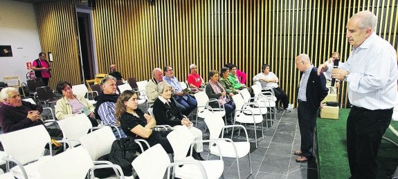 Amezketarrak hurbildu ziren kultur etxera Jose Mari Otermin eta Pello Esnalek prestatutako kontuak entzutera. 