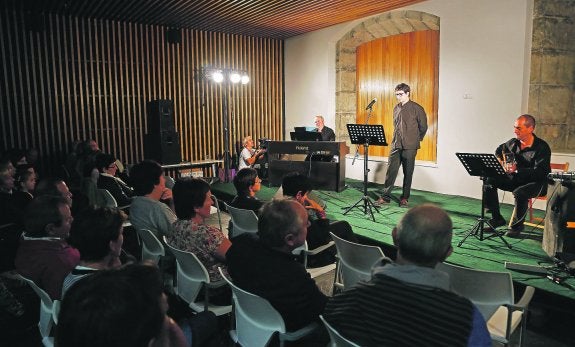 Atzo Fernandoren bertsoak kantatu zituzten bertsolatri gazte batzuek, Eñaut Agirre, ImanolKamio eta Aitor Atxegak.