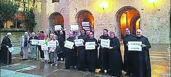 Montserrat. Un grupo de monjes se manifiesta con carteles de 'Volem votar'.