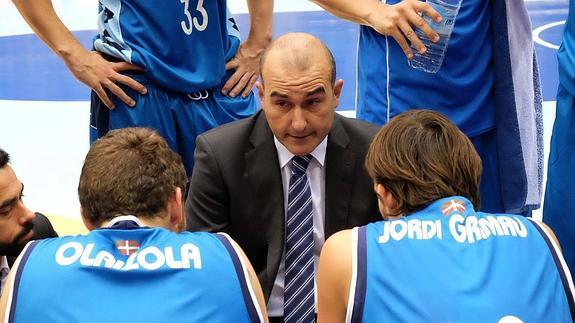 Jaume Ponsarnau da instrucciones a sus jugadores. 