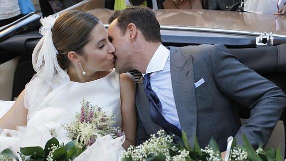 Leire Martínez y el malagueño Jacobo Bustamante se besan tras dar el sí quiero. 