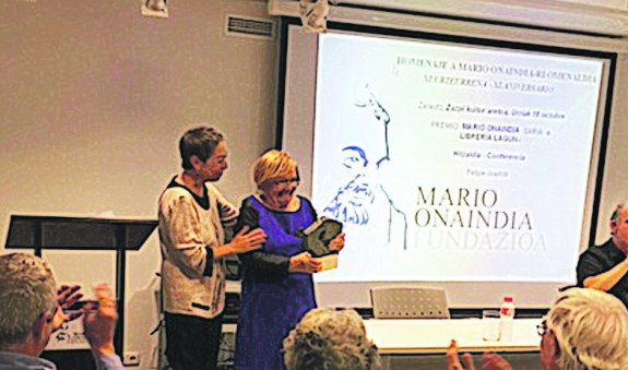 Leturiondo entrega el premio a María Teresa Castells, en Zarautz. 