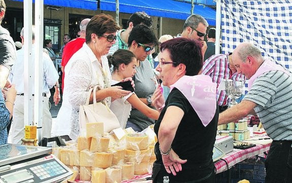 Solidaridad. Antes de la entrega de premios en la calle San Pedro se soltaron decenas de globos rosas, en solidaridad con afectadas por el cáncer de mama. 