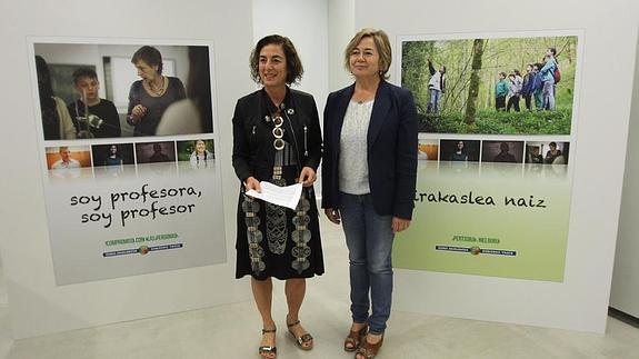 La consejera de Educación, Cristina Uriarte, junto con la viceconsejera Arantza Aurrekoetxea, han presentado la campaña 'Irakaslea naiz-Soy profesora, soy profesor'