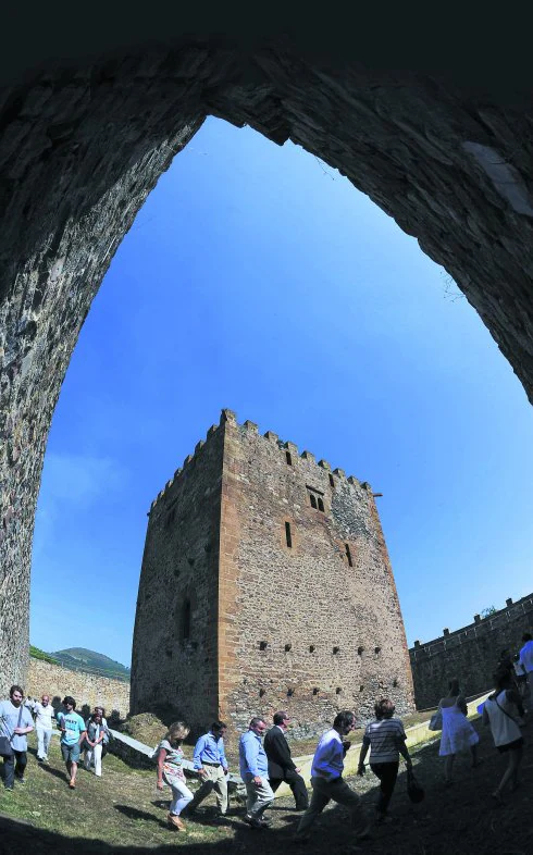 La torre de Muñatones, en Muskiz, fue edificada a mediados del siglo XIV por Juan López de Salazar y su esposa Inés de Muñatones.