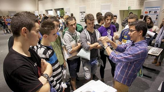 Estudiantes y profesores en el Eureka! Zientzia Museoa. 