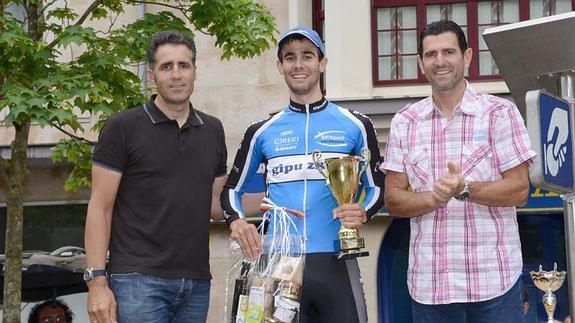 Eneko Lizarralde txirrindularia, Miguel Indurain eta Abraham Olanoren erdian. 