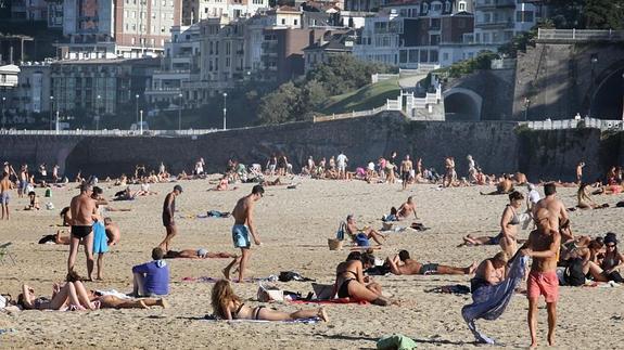 La playa de Ondarreta presentaba un aspecto veraniego este miércoles