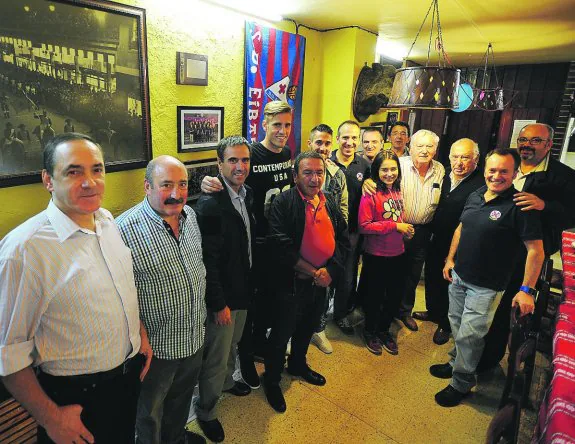 Alperrak inició los actos invitando a autoridades locales y jugadores del Eibar.