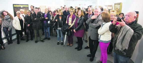 Respuesta artística. Amigos y amantes del arte se dieron cita en la Sala Menchu Gal para apreciar el gran trabajo de Ana Izura.
