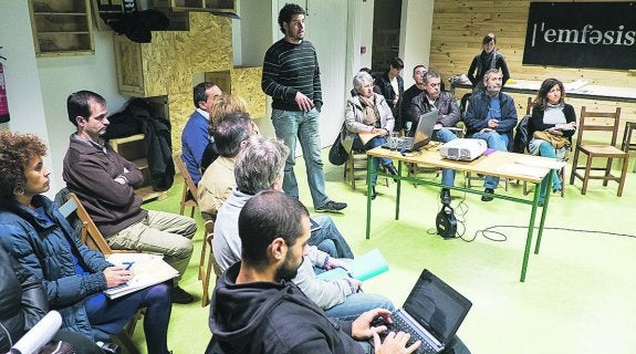 Agenda 21 Local. La mesa de Desarrollo social y económico reunida ayer en Irun Factory. 