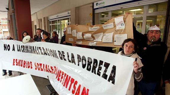 Zorraren zergatiari eta zenbatekoari buruzko «informazio zehatza» eskatu du Lanbide 2014 kaltetuen plataformak