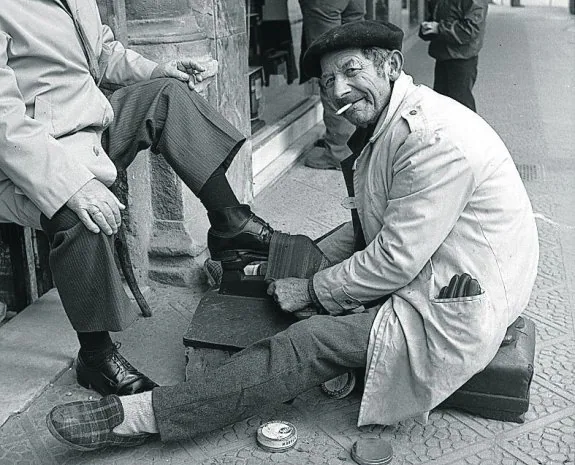 Fotografía sobre un limpiador de zapatos en la vía pública.