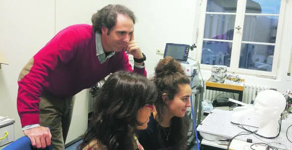 Ander Ramos, en un despacho de la Universidad de Tubinga, con dos investigadoras de San Sebastián y Zarautz.