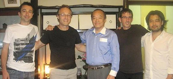 Japón. Los tres integrantes de Aikido Arrasate Taldea junto al maestro del Reiki Tadao Yamaguchi y su brazo derecho José Alberto Sugawara.