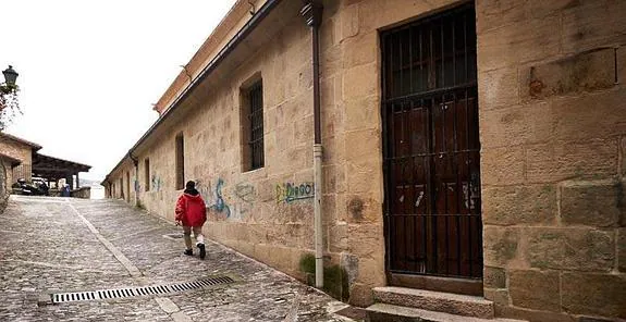 El local que ocupaba el antiguo Aterpe de Cáritas en la trasera de Santa María, donde desde 2011 ensayan varias tamborradas.