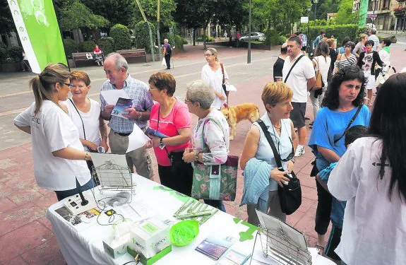 AECC. La asociación contra el cáncer en una campaña anterior que llevó a cabo en Kalebarren.