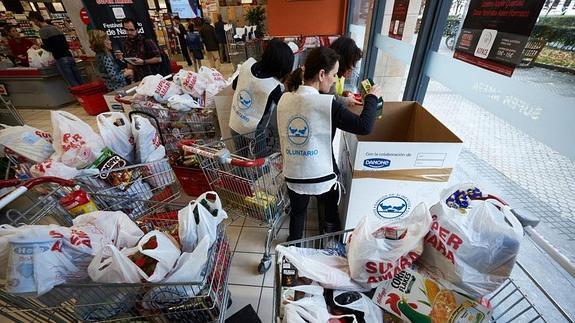 Gipuzkoako elikagai bankuko bolondresak Donostiako supermerkatu batean lan eta lan 