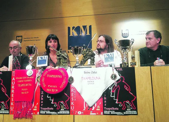 Presentación. Urbieta, Agirregabiria, Cano y Mendizabal, con los trofeos de los dos campeonatos.