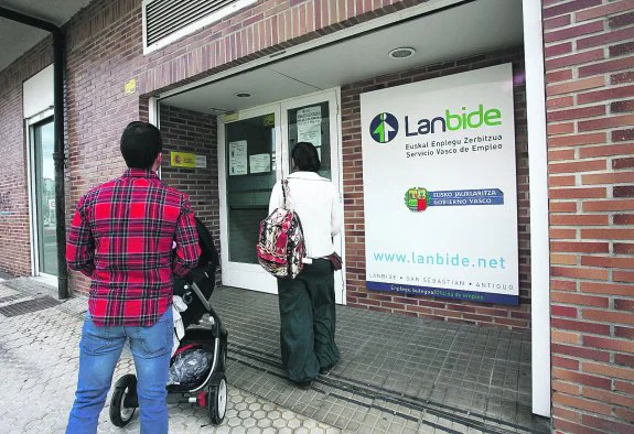 Una familia accede a la oficina de Lanbide del Antiguo en Donostia.
