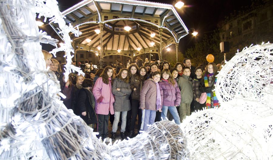 Iluminación navideña en la plaza del Ensanche en Irun, donde este año se colocará una pista de patinaje sobre hielo. 