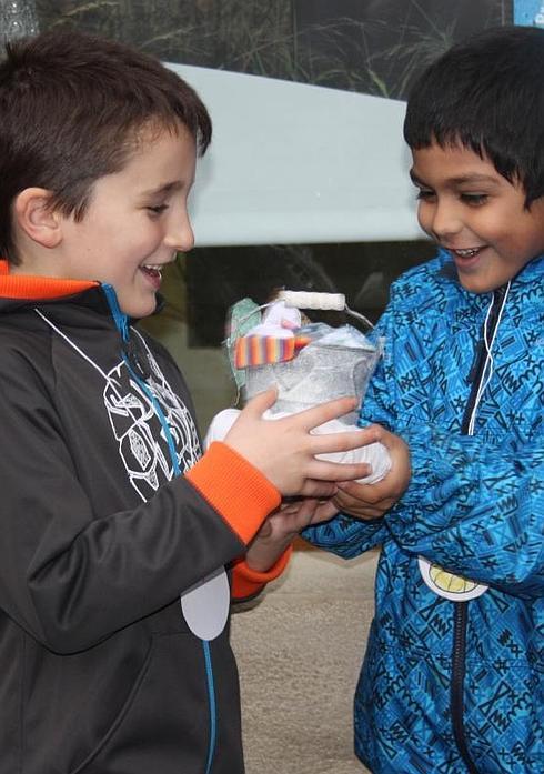 Haur-katea Leokatik Gudarien plazaraino iritsi zen. Han hartu zuten lekukoa eta amaieran bertso bat kantatu zuten haurrek. 